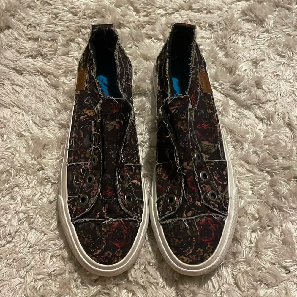 Blowfish Size 7.5 Sneakers NWT